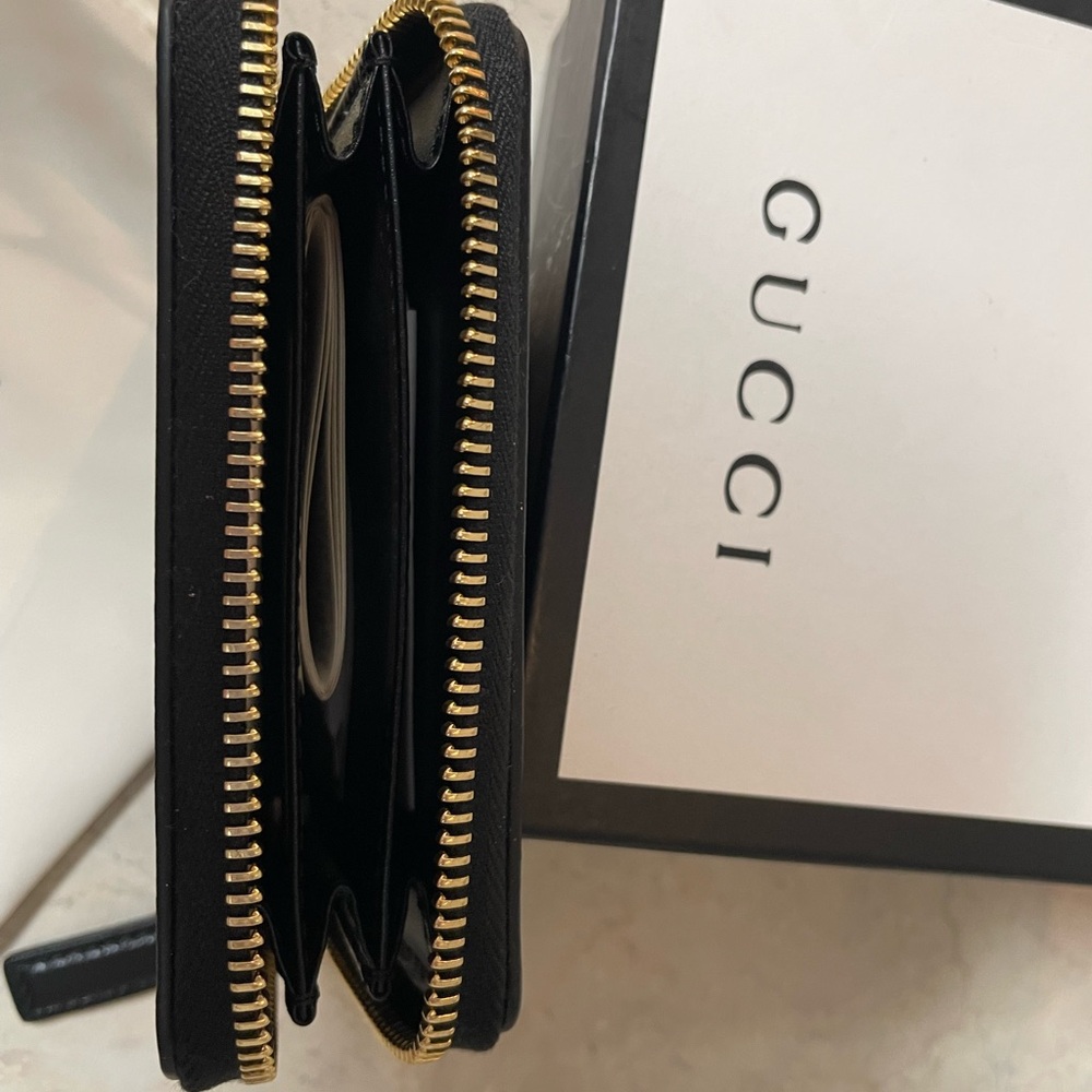 Gucci Black Zip-Around Wallet with Gold Detail - Picture 5 of 11